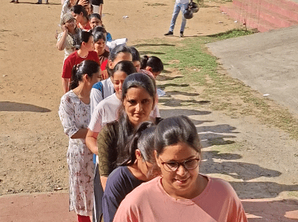 एग्जाम से 1 घंटे पहले सेंटर पर पहुंचे अभ्यर्थी
