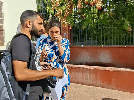 नोजपिन उतारती महिला अभ्यर्थी