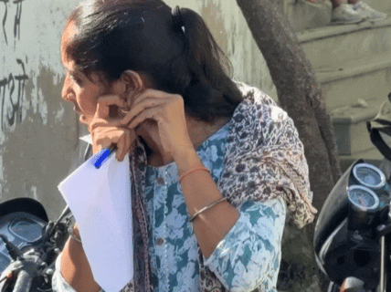 अपने कानों की ज्वेलरी उतारती अभ्यर्थी