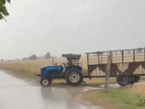 श्रीगंगानगर के लालगढ़ जाटान में 2 अप्रैल को गैस सिलेंडर नहीं मिलने से नाराज युवक अपने नीले रंग के ट्रैक्टर न्यू हॉलैंड को सामने लाया था।