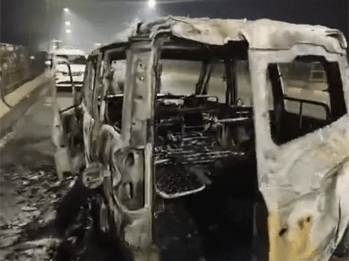 2 महीने पहले खमतराई इलाके में चलती स्कॉर्पियो में आग लग गई थी।