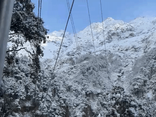 उत्तराखंड के उत्तरकाशी के यमुनोत्री में रविवार दोपहर बाद ताजा बर्फबारी हुई।