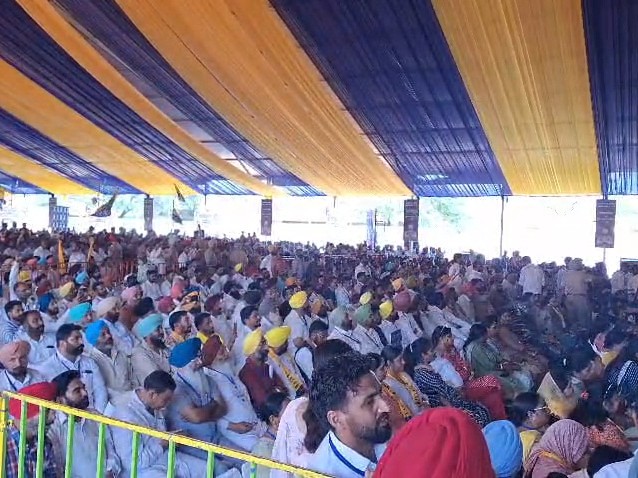 जनसभा के दौरान उमड़ी भीड़।