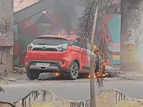 रायपुर कलेक्ट्रेट के पास खड़ी एक कार में अचानक आग लग गई।