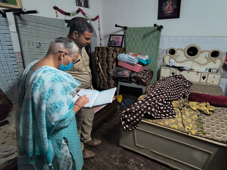 रोहतक के छोटूराम नगर में बुजुर्ग द्वारा सुसाइड करने के मामले में जांच करती FSL एक्सपर्ट डॉ. सरोज दहिया। - Dainik Bhaskar