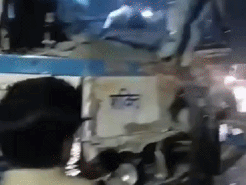 ट्रक की टक्कर से बस का अगला हिस्सा क्षतिग्रस्त हो गया।