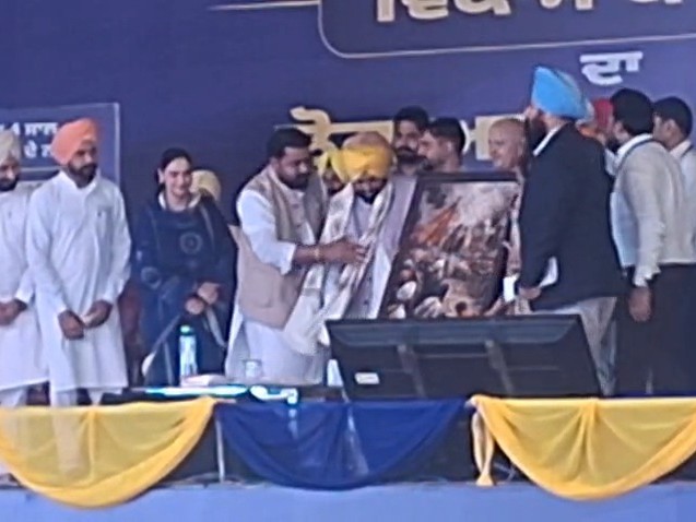 मंच पर सीएम मान को किया गया सम्मानित।