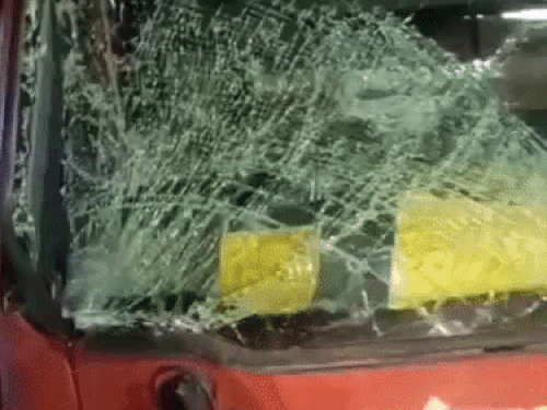 बस में टक्कर मारने के बाद ट्रक का अगला हिस्सा भी क्षतिग्रस्त हो गया।