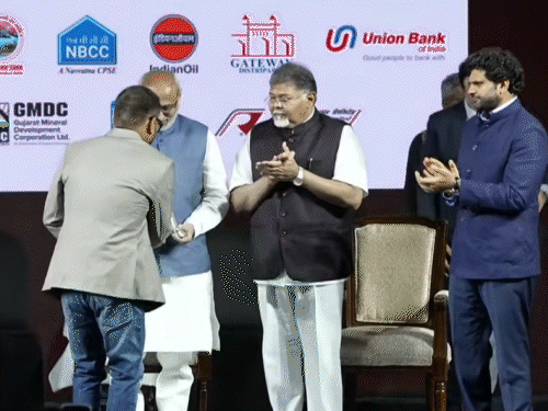 अवधेश आकोदिया को गोयनका अवॉर्ड से सम्मानित करते उपराष्ट्रपति सीपी राधाकृष्णन।