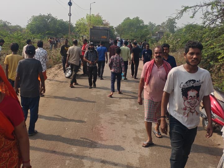 लोगों ने एक्सीडेंट के बाद रोड घेर कर चक्काजाम कर लिया