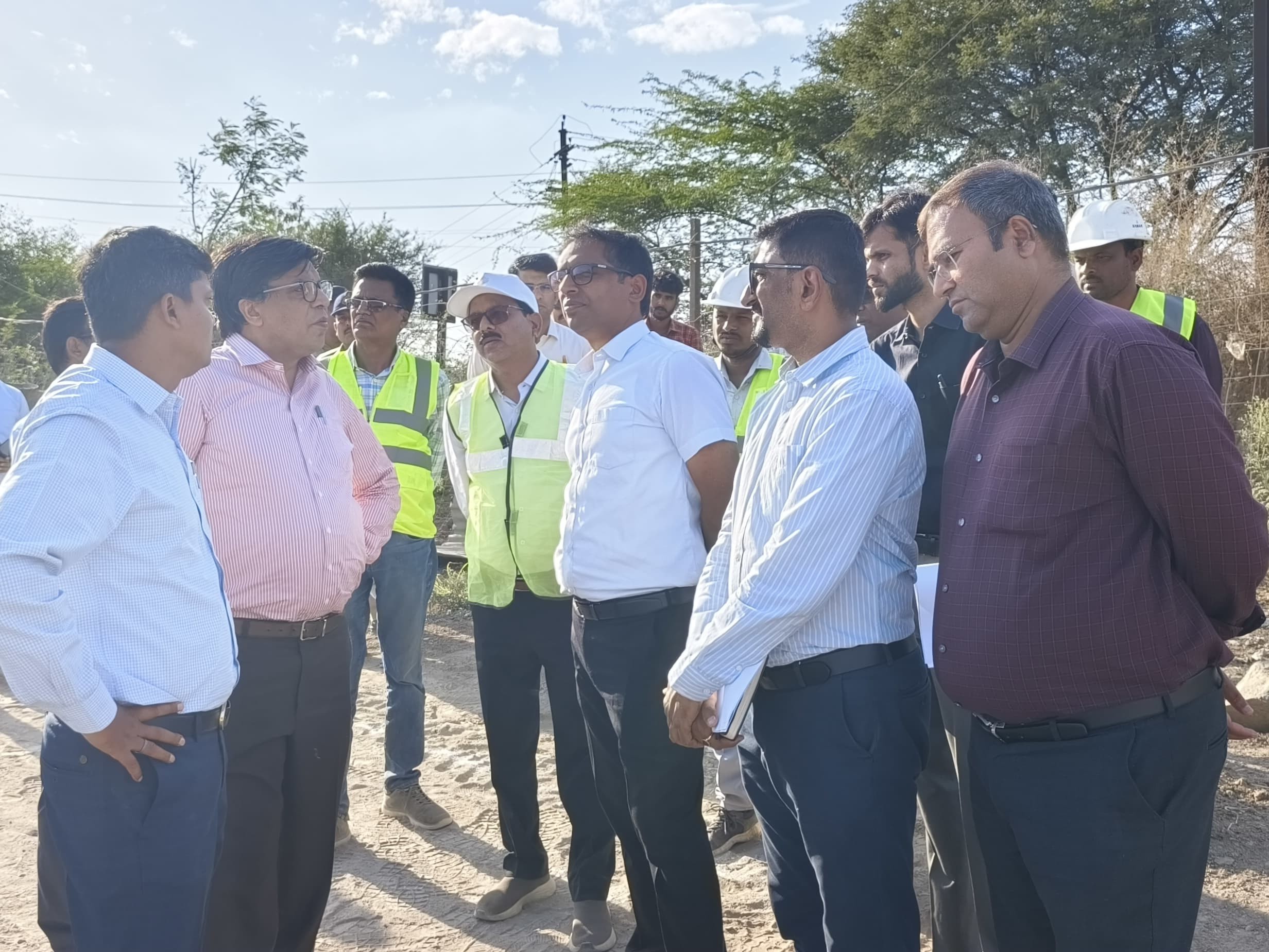 बैठक के बाद अपर मुख्य सचिव डॉ. राजौरा ने अधिकारियों के साथ शहर में चल रहे निर्माण कार्यों का निरीक्षण किया।