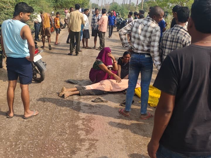 एक्सीडेंट के बाद शव के साथ परिजन