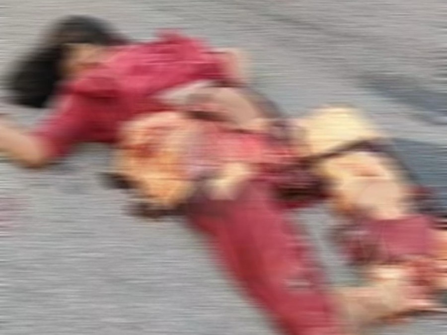 सड़क पर पड़ा महिला का शव।