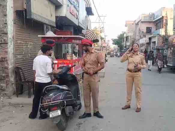 सड़क पर जांच अभियान चलाती पुलिस