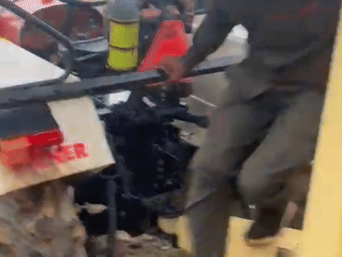 टक्कर से ट्रॉली पलट गई और सिलेंडर खेत में बिखर गए। दोनों कर्मचारियों के साथ मारपीट भी करने का आरोप है।