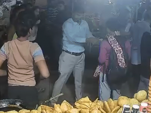 इस दौरान दोनों में कहासूनी हुई और पास खड़े दूसरे व्यक्ति ने हाथापाई शुरू कर दी।