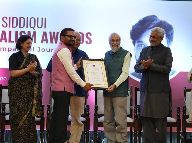 सुप्रीम कोर्ट के पूर्व जस्टिस मदन बी. लोकुर ने अवधेश आकोदिया को ‘दानिश सिद्दीकी मेमोरियल जर्नलिज्म अवॉर्ड 2026’ से सम्मानित किया। - Dainik Bhaskar