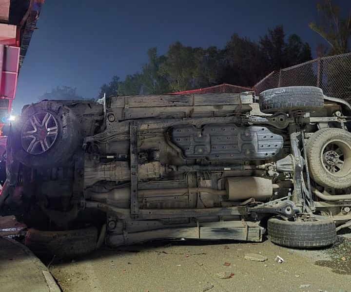 बीच सड़क के पलटी कार