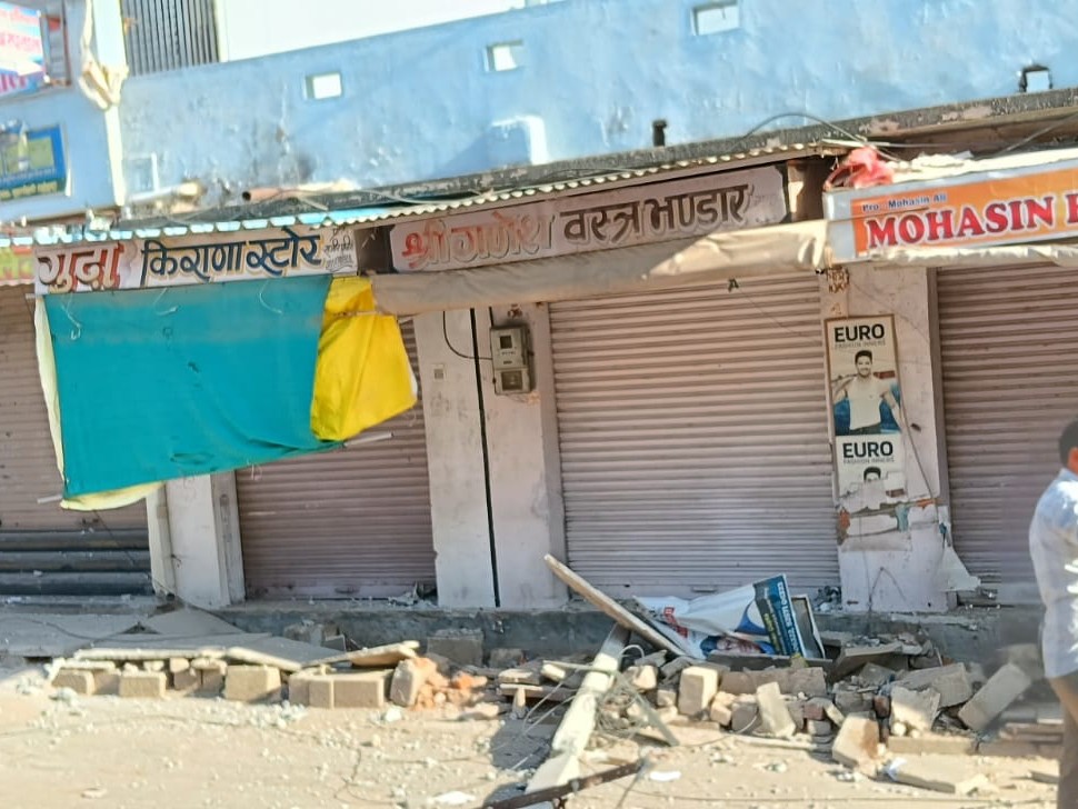 बदमाशों ने क्षेत्र की दुकानों में भी तोड़फोड़ की, जिससे ग्रामीण और व्यापारियों में आक्रोश है।