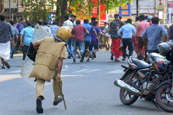3 जनवरी को भी केरल के जगह-जगह विरोध प्रदर्शन हुआ था। पुलिस ने भीड़ को खदेड़ा था।