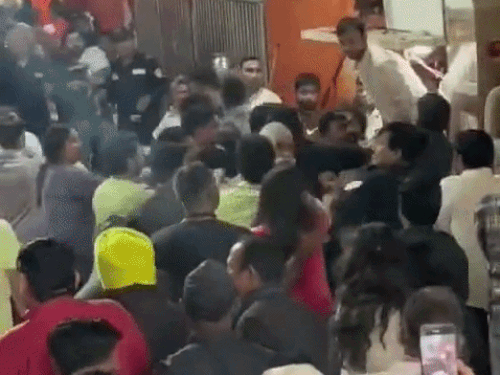 काल कपड़े पहने बाउंसर परिवार के साथ मारपीट करते हुए।