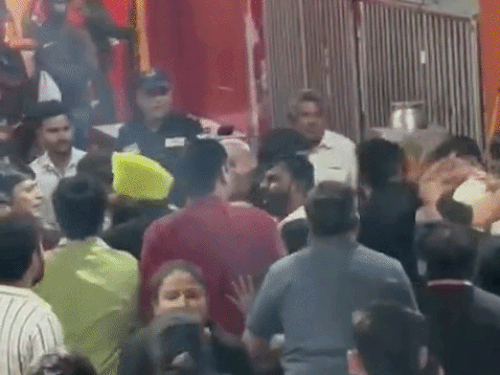 वीडियो में कुछ लोग हाथ में डंडा लेकर दौड़ते हुए भी दिखे।