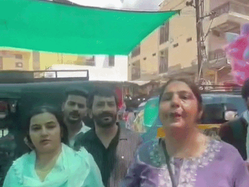 परिवार की महिलाओं ने कहा कि उनके हाथ मरोड़े गए और कपड़े खींचे गए।