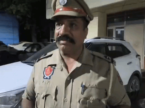 ASI रमन जानकारी देते हुए।