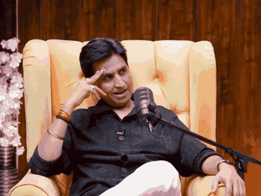 एक पॉडकास्ट में राघव चड्‌ढा के बारे में बात करते कवि कुमार विश्वास। राघव ने एक्ट्रेस परिणीति चोपड़ा से शादी की है।