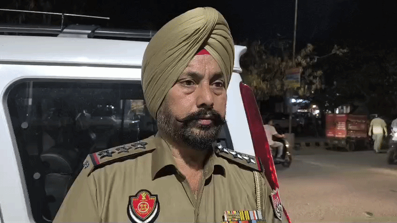 SHO गुरमीत सिंह जानकारी देते हुए।