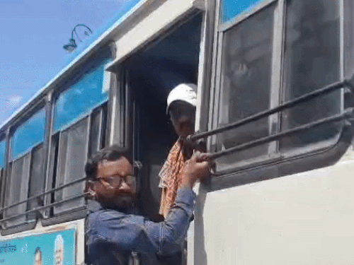 वीडियो बना रहे शख्स से कंडक्टर कहता सुनाई दे रहा है कि अगर तू कंप्लेंट भी करा देगा तो मैं डरता नहीं हूं।