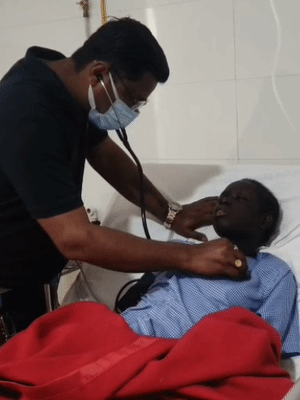 इस तस्वीर में दलाल शिवम अग्रवाल डॉक्टर बनकर मरीज अरेबिका को देखता हुआ दिख रहा।