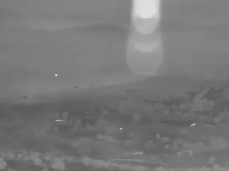 इजराइली आर्मी ने रविवार को लेबनान के उग्रवादी संगठन हिजबुल्लाह के ठिकानों पर हमला किया।