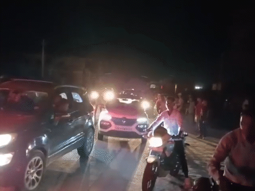 इस दौरान डेढ़ घंटे तक 3-4 किलोमीटर तक लंबा जाम लग गया था।