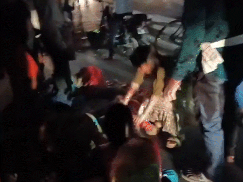 स्कॉर्पियो के कुचलने से 3 महिलाओं की मौत हो गई। हादसे के बाद अपनी मां का शव देखकर रोती रही बेटी।