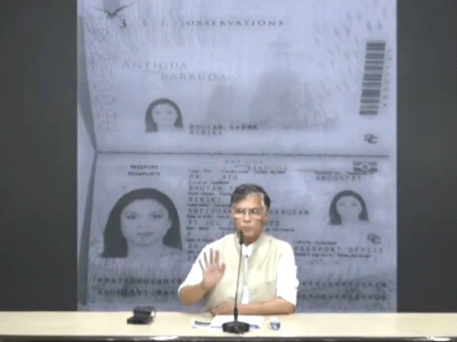 पवन खेड़ा ने प्रेस कॉन्फ्रेंस में 3 पासपोर्ट और कई दस्तावेजों की तस्वीर दिखाई।