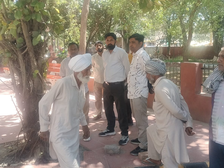 सिविल अस्पताल में मौजूद मृतकों के परिजन।