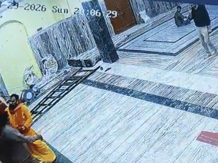 घटना का एक सीसीटीवी फुटेज भी सामने आया है।