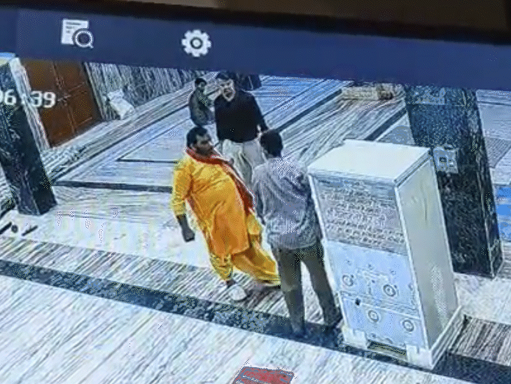 पुजारी गगन ने अभद्र व्यवहार किया। बोला- मंदिर के नटराज भवन में ले जाकर 'सही कर दो'।