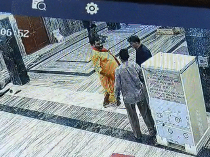 सीसीटीवी में धक्का-मुक्की और गाली-गलौज दिखाई दे रही है।