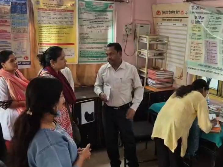 संजीवनी क्लीनिक में मौजूद डाक्टर और कर्मचारियों से पूछताछ करते हुए डिप्टी कलेक्टर।