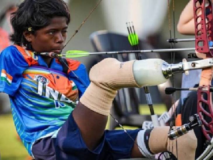 पायल अपने प्रोस्थेटिक पैरों से धनुष को थामती हैं, दांतों से स्ट्रिंग खींचती हैं और कंधे के दबाव से तीर छोड़ती हैं। - Dainik Bhaskar