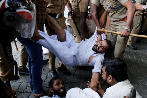 महिलाओं के मंदिर में प्रवेश करने का जमकर विरोध हुआ था। 2 जनवरी को कोच्चि में लोगों ने प्रदर्शन किया था।