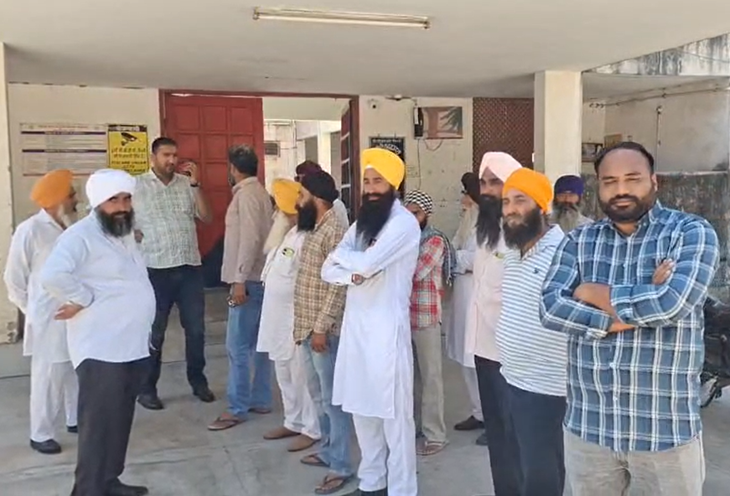 अस्पताल में खड़े मृतका के परिजन।