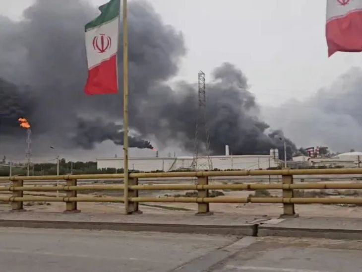 ईरान के खुजेस्तान प्रांत स्थित महशहर पेट्रोकेमिकल जोन में हमले के बाद धुआं उठता देखा गया।