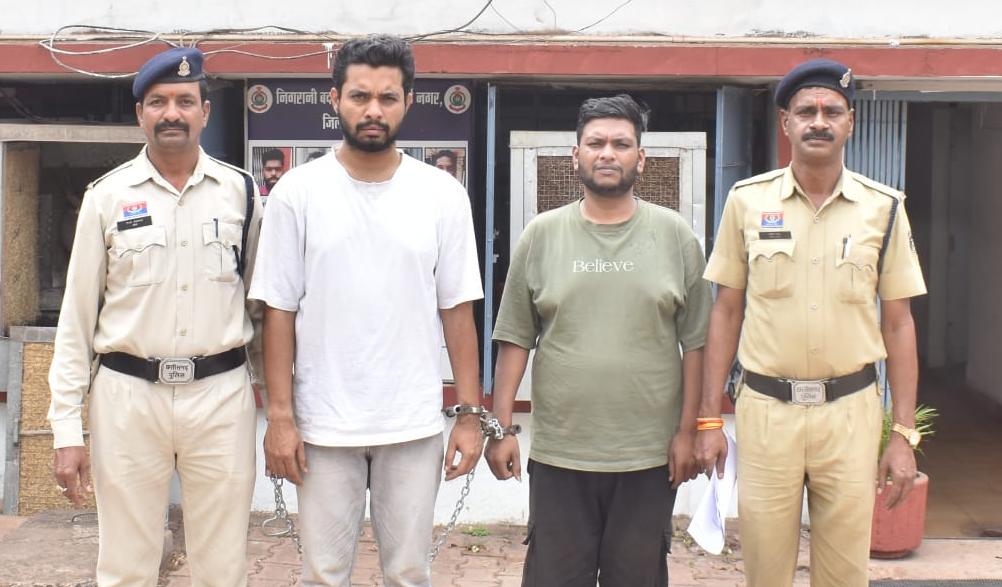 पुलिस की गिरफ्त में दोनों आरोपी।