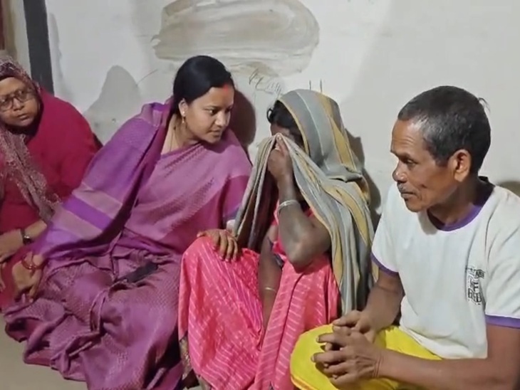 अंबिकापुर हॉस्पिटल में छात्रा के परिजनों से मिलने पहुंची मंत्री लक्ष्मी राजवाड़े।