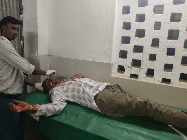 पिटाई में घायल ड्राइवर का इलाज जारी है।