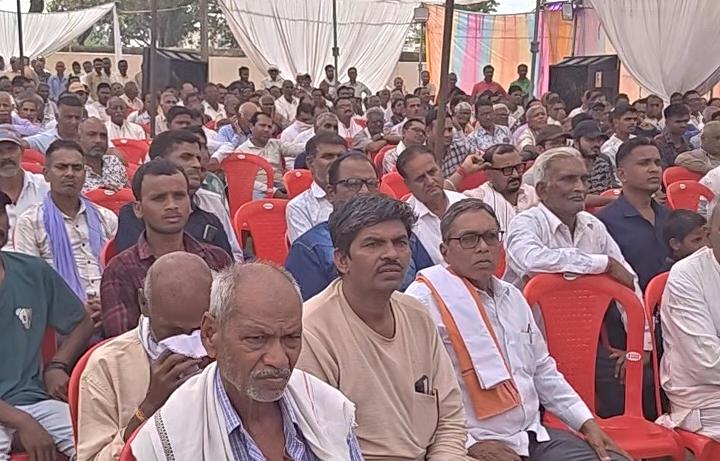 कार्यक्रम में बड़ी संख्या में समाज के लोग मौजूद रहे।