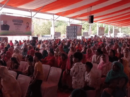 महम विकास रैली में बैठी महिलाएं।